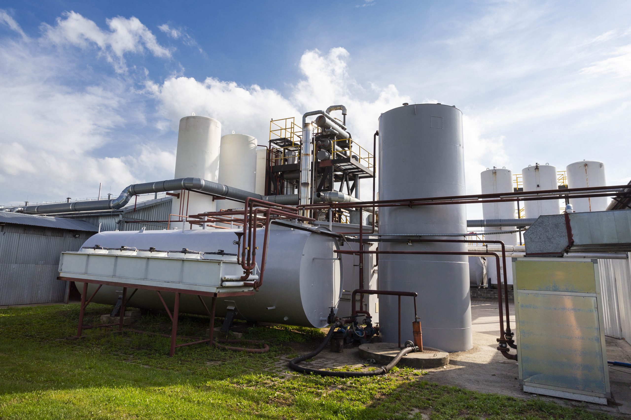 Industrial processing installation supporting transport and dispatch operations.