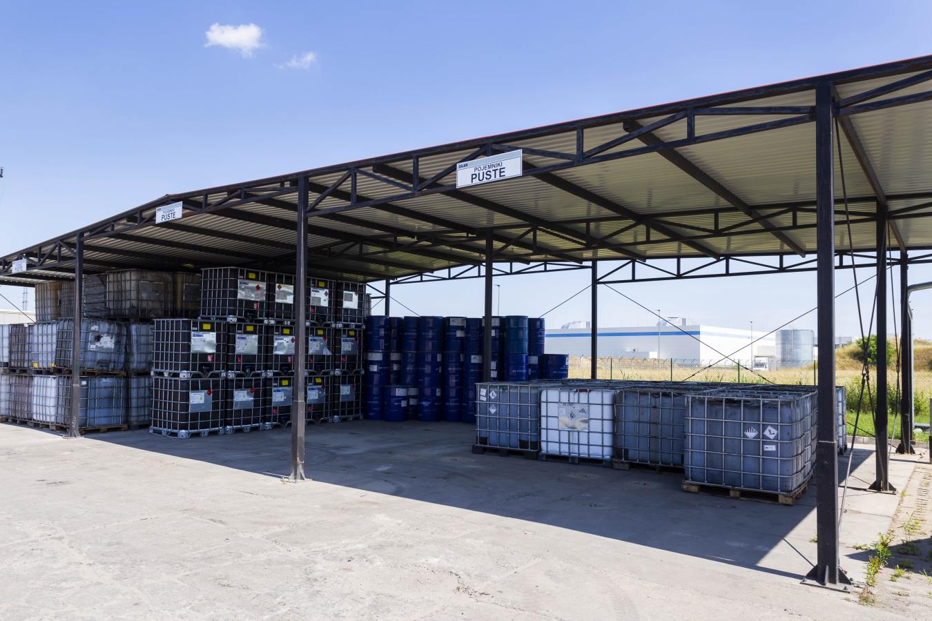 Storage area with industrial containers supporting dispatch and collection workflows.