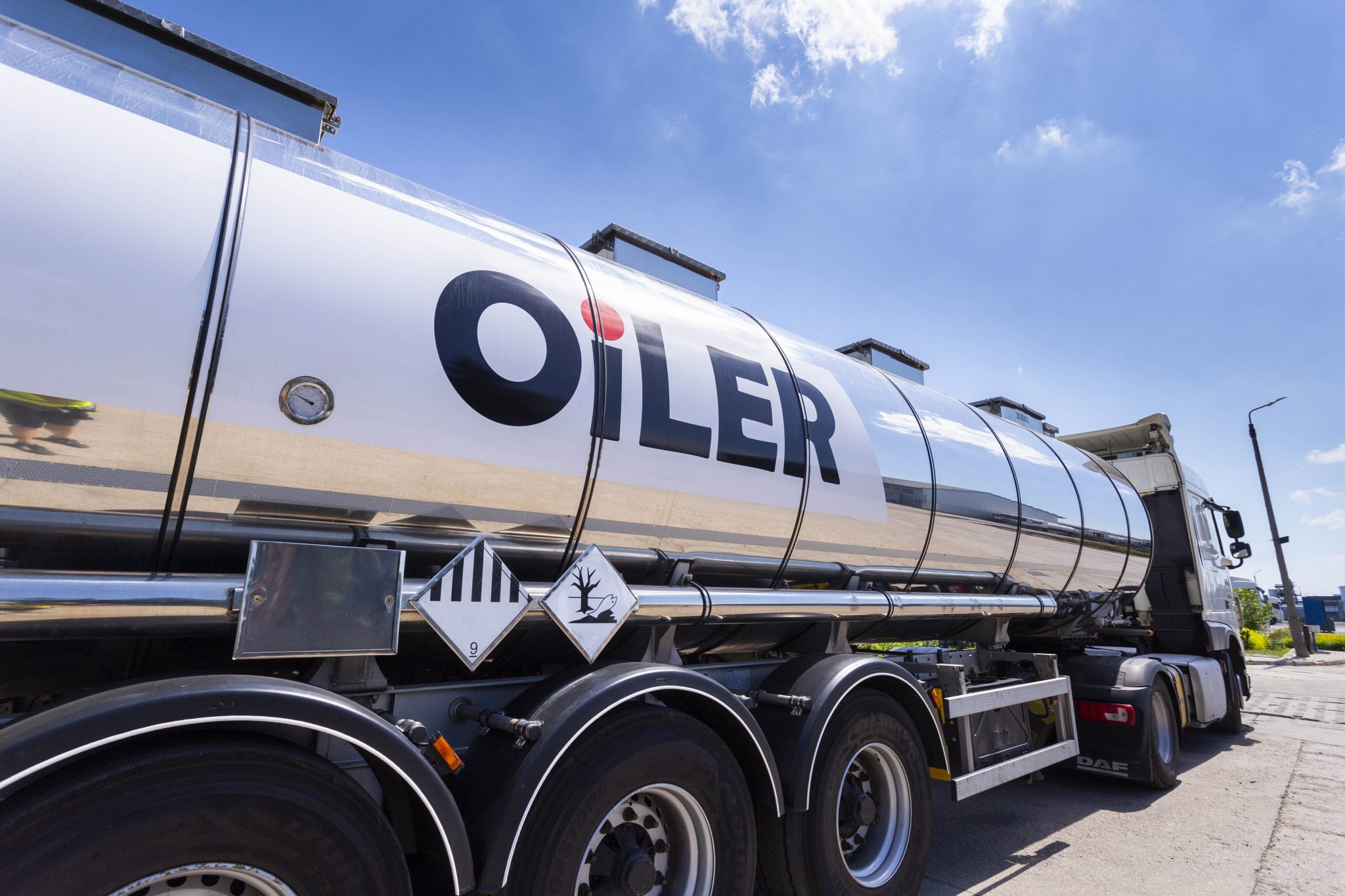 Silver Oiler tanker trailer at an industrial site used in live dispatch and route planning operations.