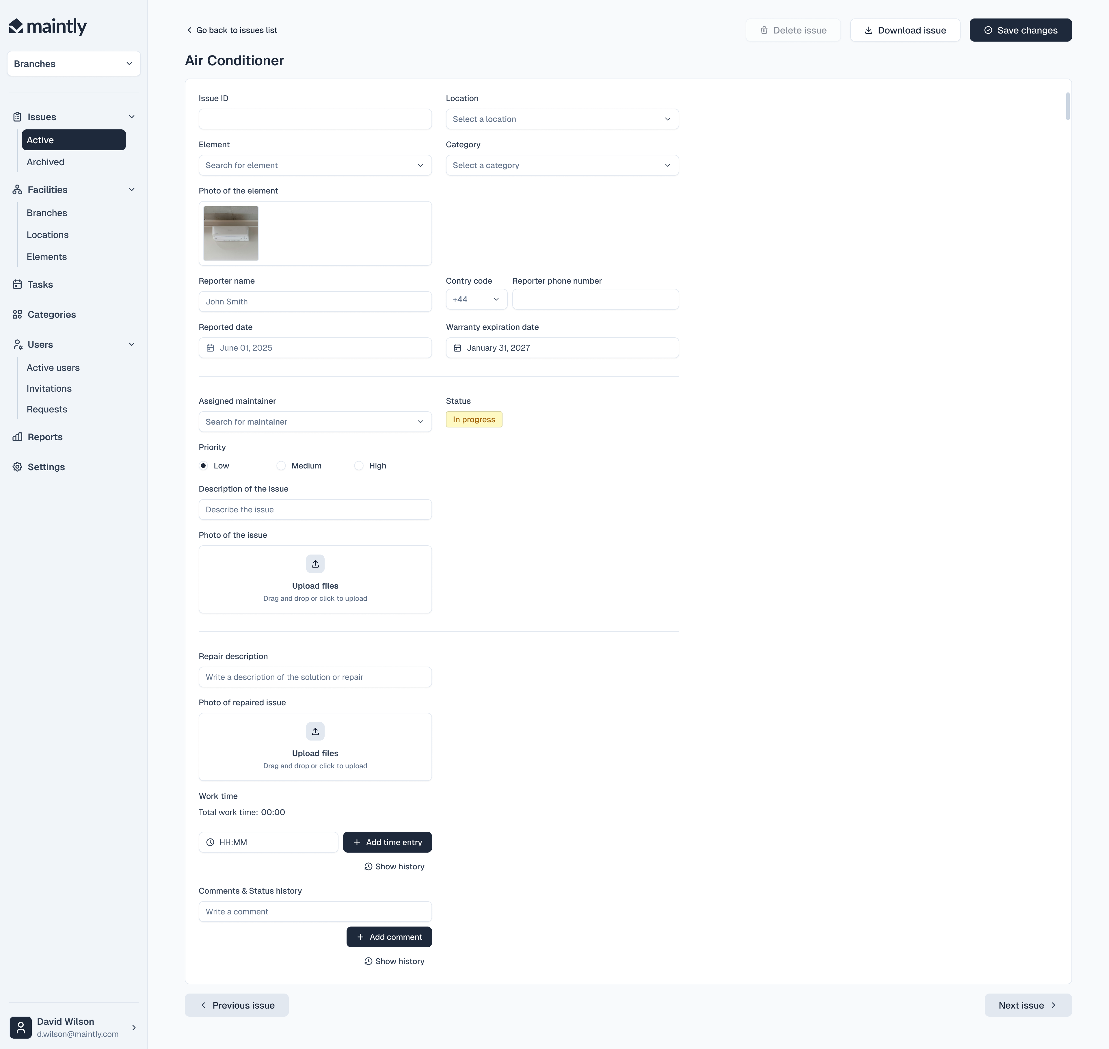 CMMS issue details screen with asset data, issue history and maintenance workflow fields.